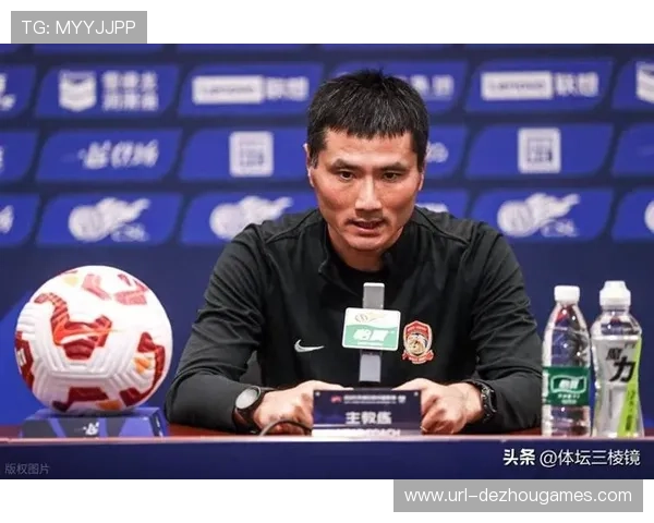 邵佳一出任国足主帅后首次公开露面,现身U22比赛认真做笔记